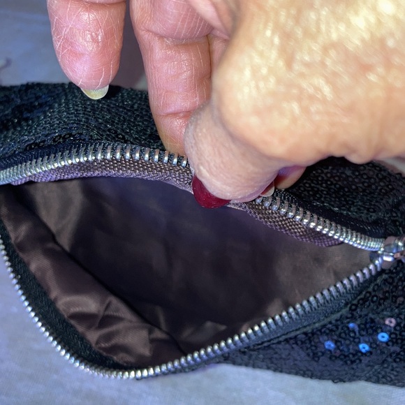 Gorgeous and super cute black sequin Fanny bag - Picture 3 of 4